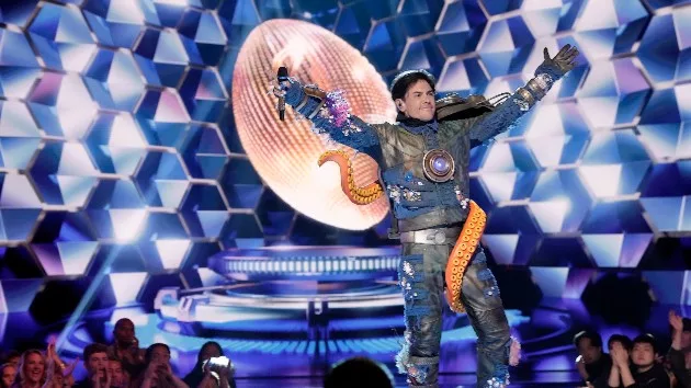 e_maskedsinger_100523460404