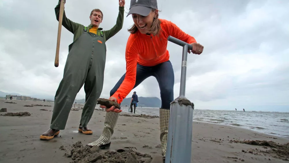 clamming-oregon-coast-photo-credit-don-frank-visit-seaside-or218001