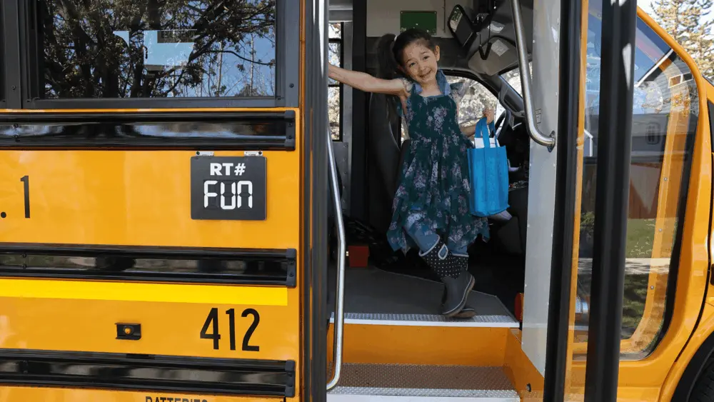 student-tours-school-bus-at-on-the-road-to-kindergarten957763