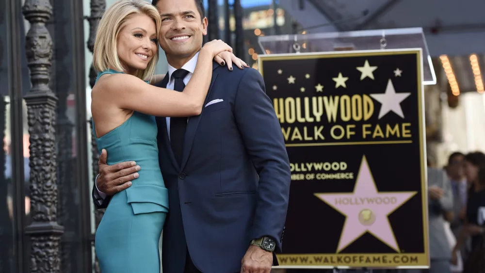 kelly-ripa-mark-consuelos-4