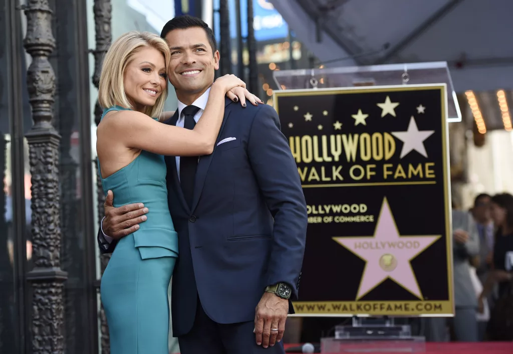 kelly-ripa-mark-consuelos-4