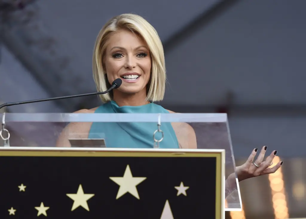 kelly-ripa-2