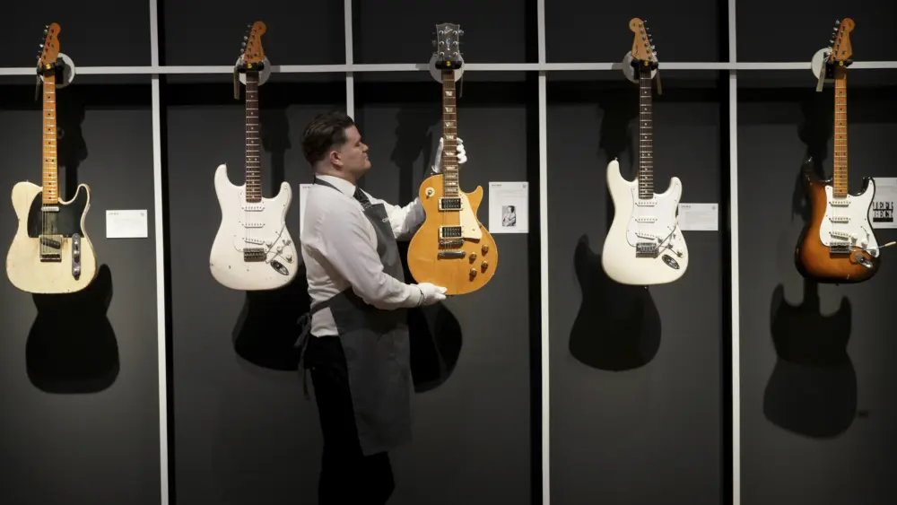 britain-jeff-beck-guitar-auction