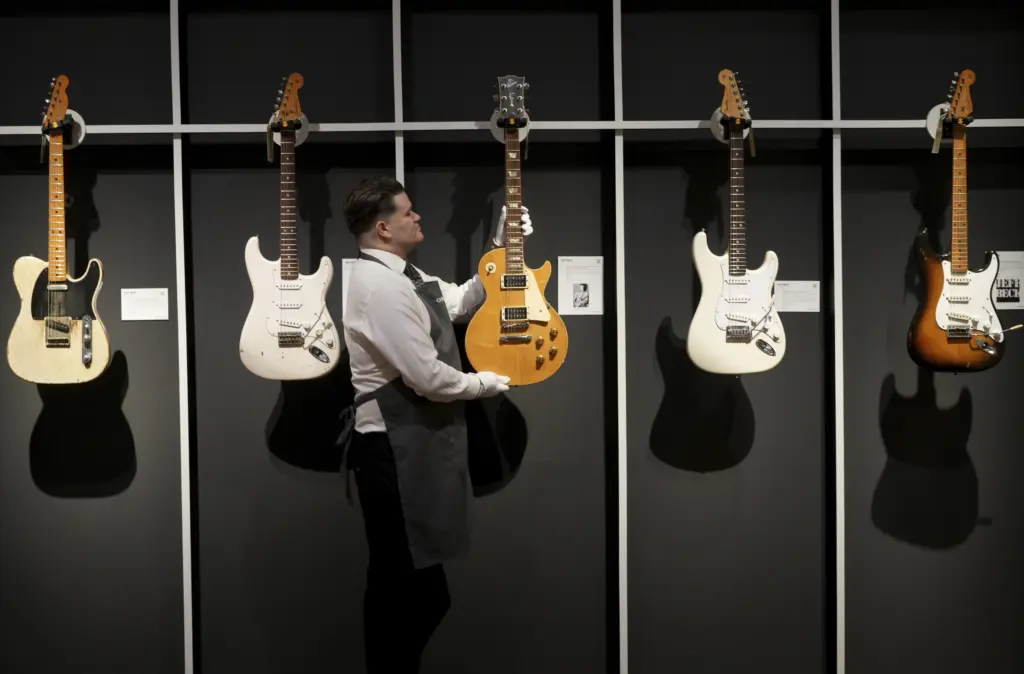 britain-jeff-beck-guitar-auction