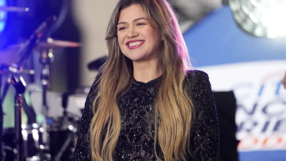 2025-kelly-clarkson-performs-on-nbcs-today-show-2