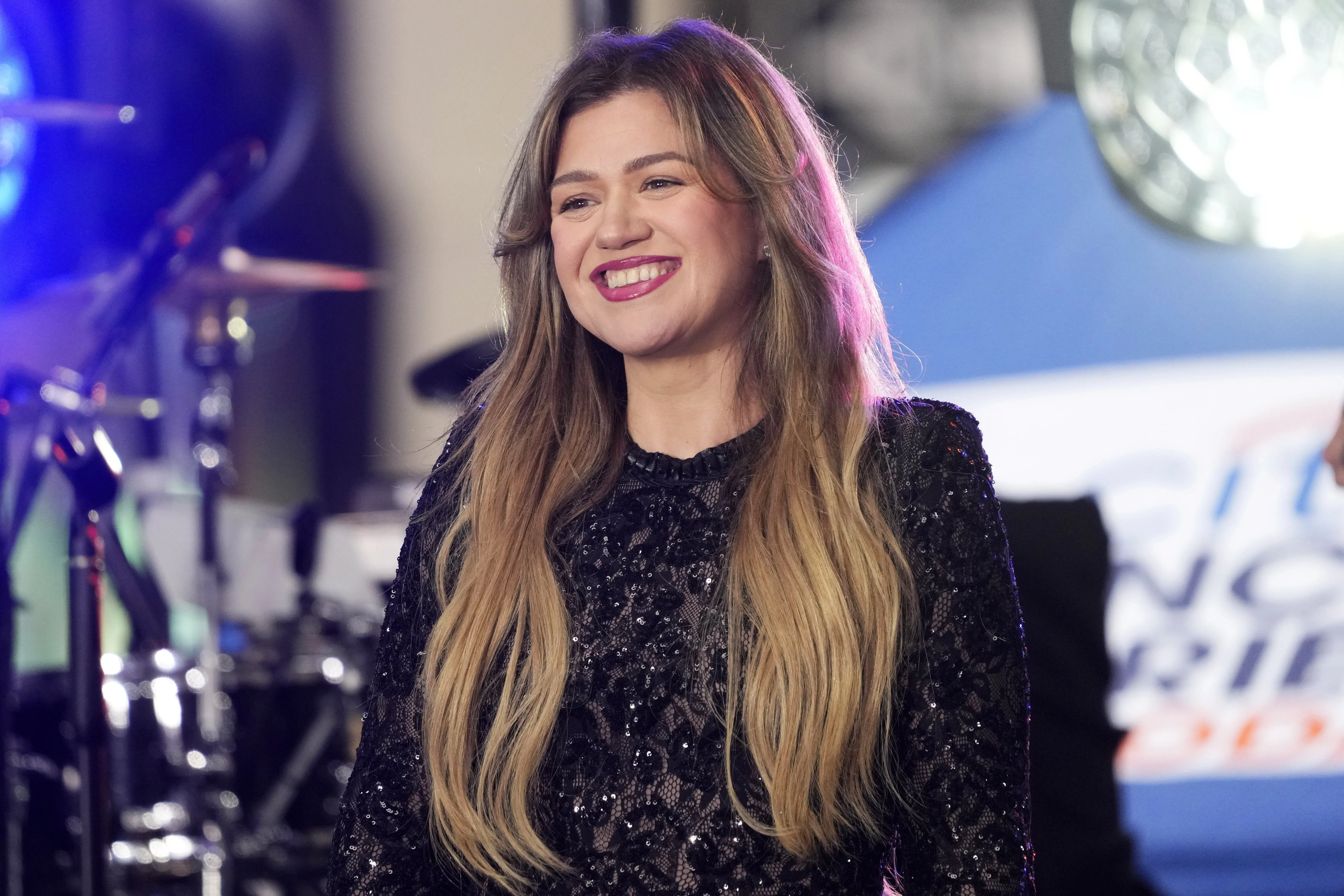 2025-kelly-clarkson-performs-on-nbcs-today-show-2