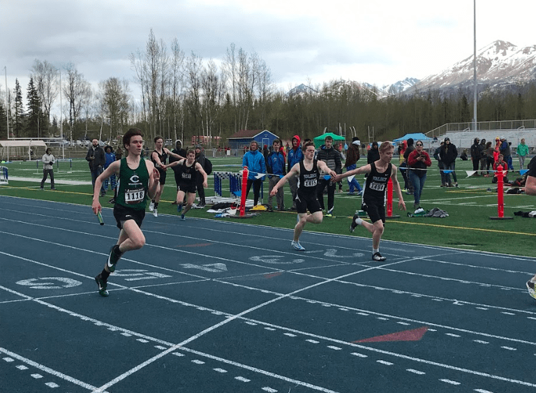 track-palmer-invitational-2018-hayden-blue-handoff