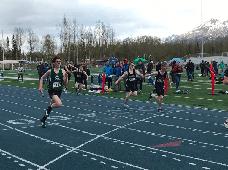 track-palmer-invitational-2018-hayden-blue-handoff