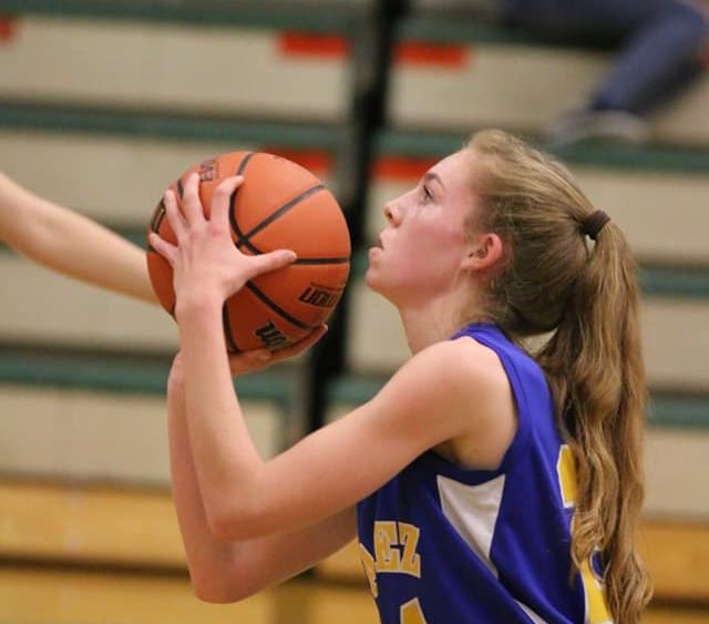 carsyn-hinkle-eyes-up-a-freethrow-2