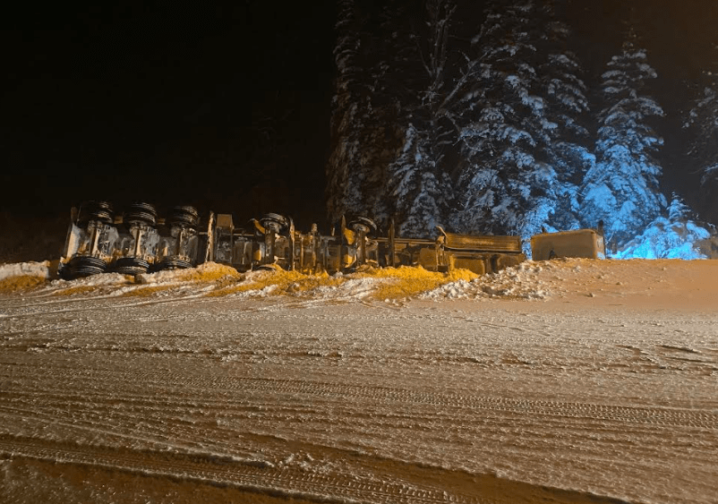 tanker-in-ditch-on-richardson-highway-across-from-dayville-road-jan-2022-2