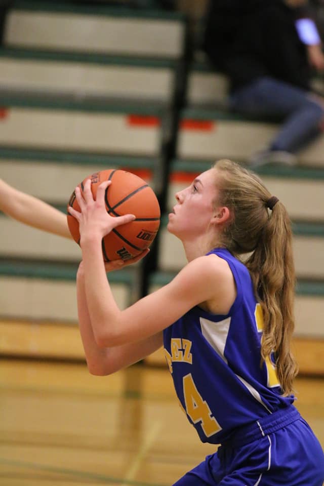 carsyn-hinkle-eyes-up-a-freethrow-3