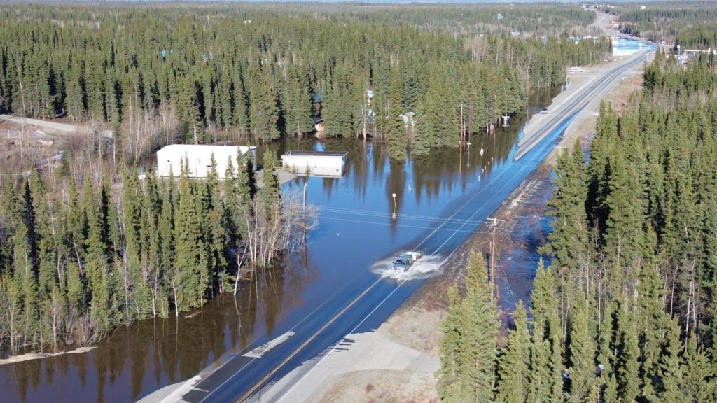 Car-driving-through-flooding-in-Glennallen