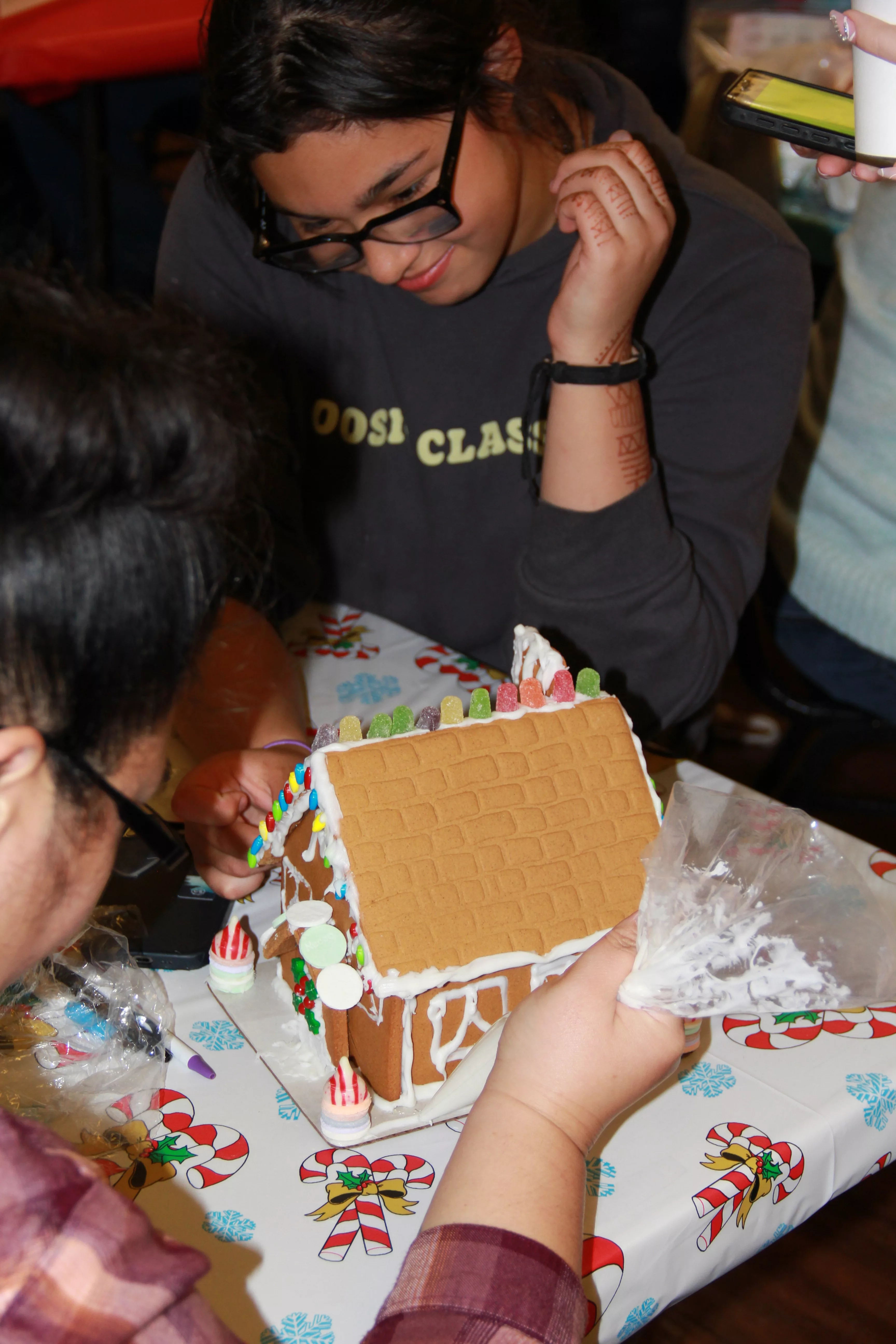 Gingerbread Decorating at the Senior Center, Meta Hughes – Pinewood Photography.