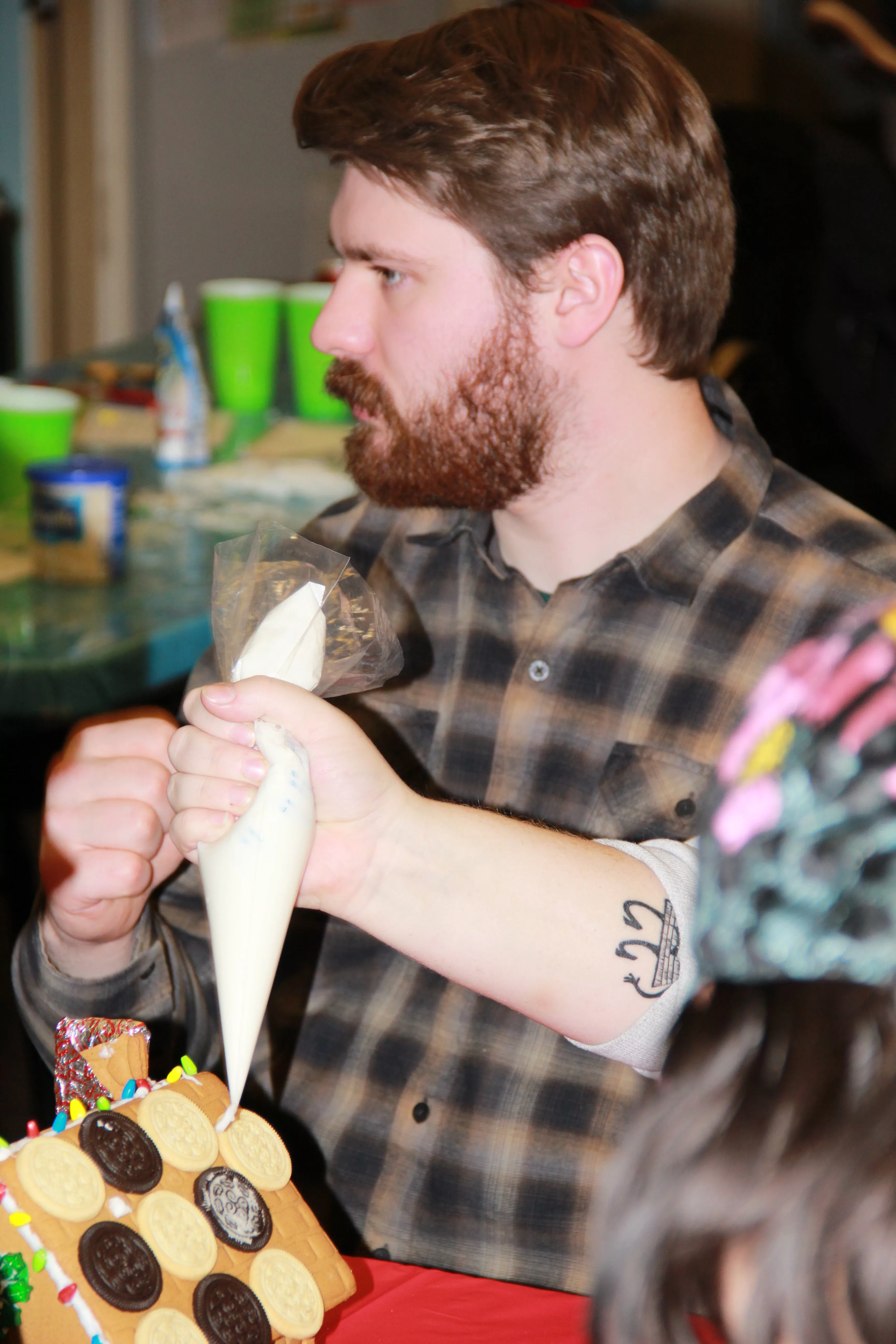 Gingerbread Decorating at the Senior Center, Meta Hughes – Pinewood Photography.