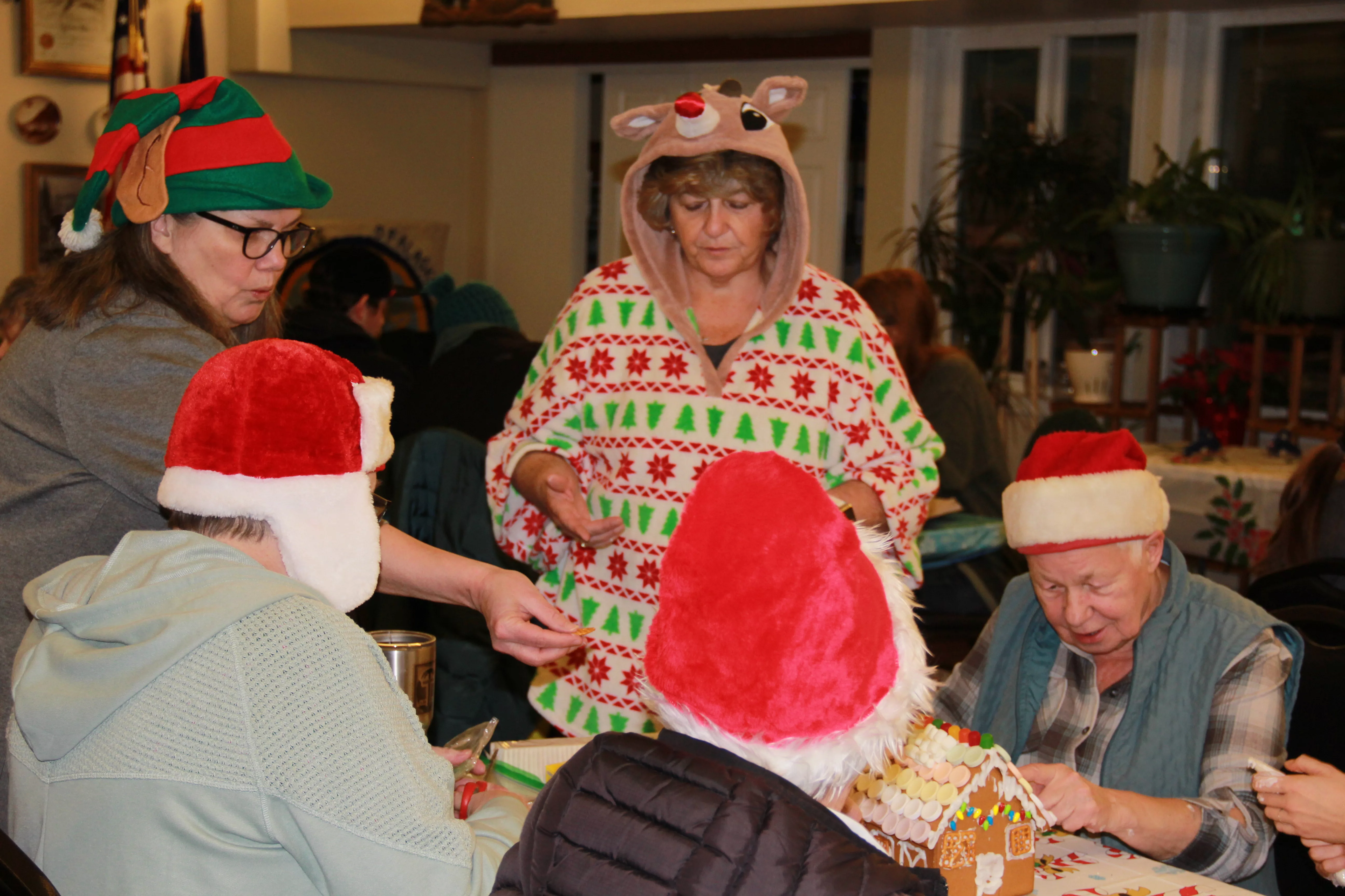 Gingerbread Decorating at the Senior Center, Meta Hughes – Pinewood Photography.