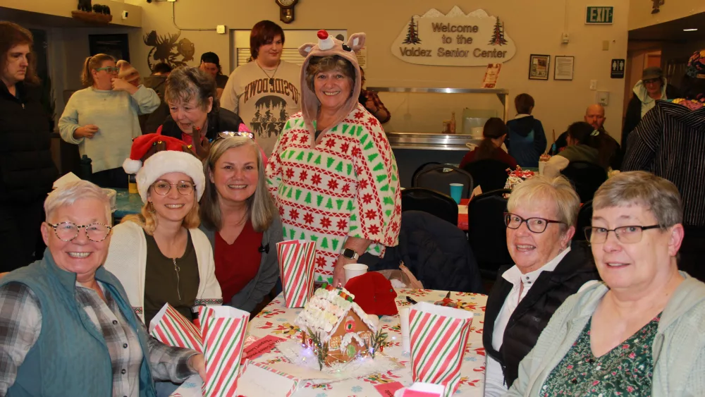 Gingerbread Decorating at the Senior Center, Meta Hughes – Pinewood Photography.