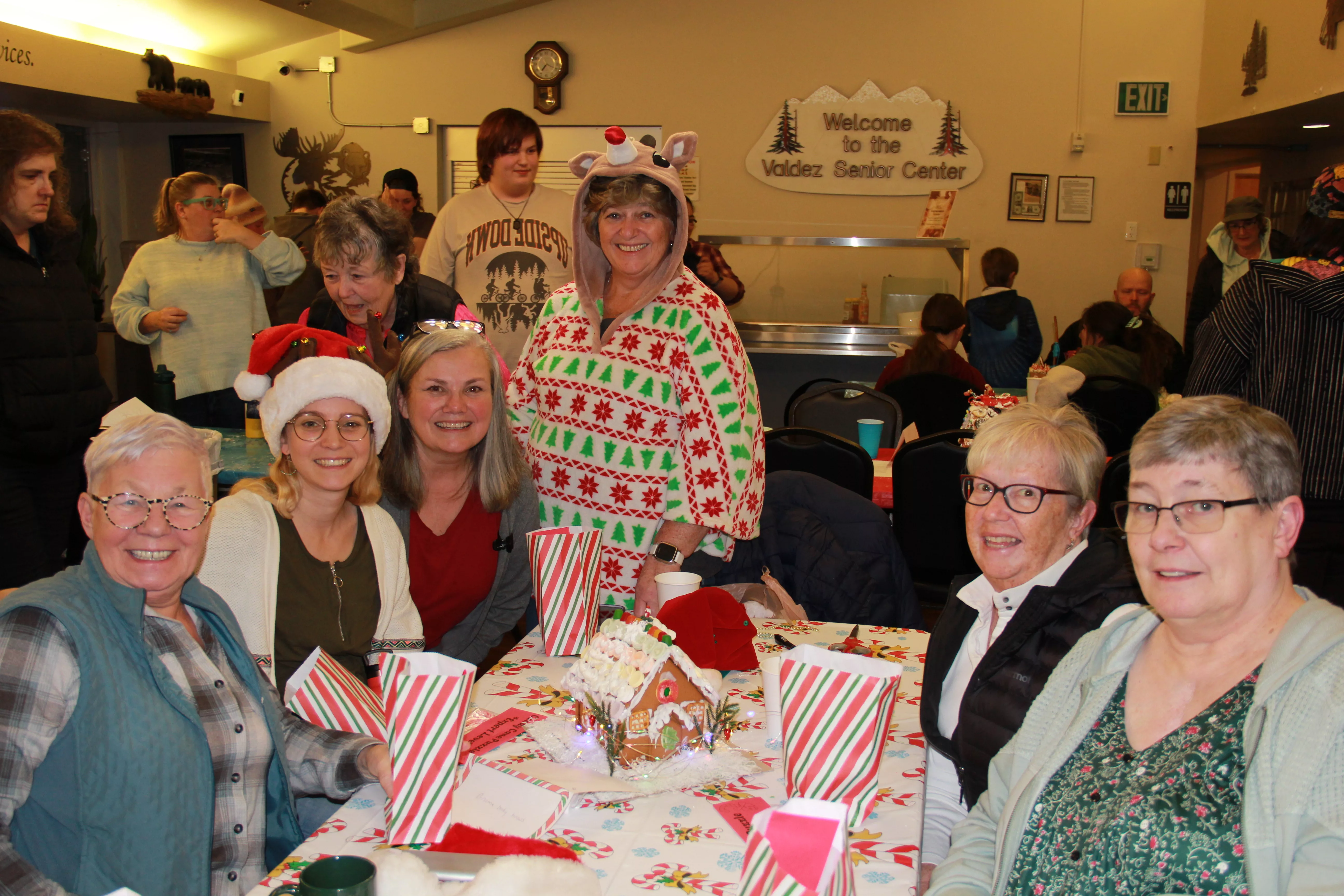 Gingerbread Decorating at the Senior Center, Meta Hughes – Pinewood Photography.