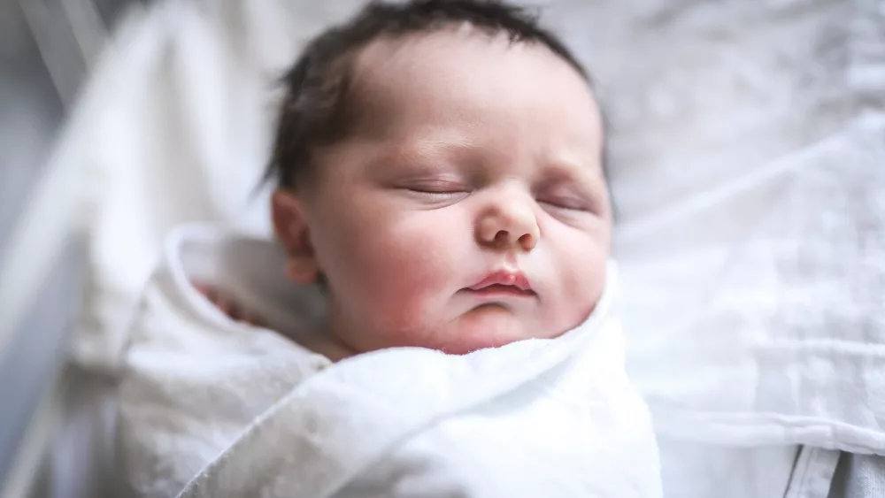 adorable-caucasian-newborn-child-lying-in-hospital-bed-2