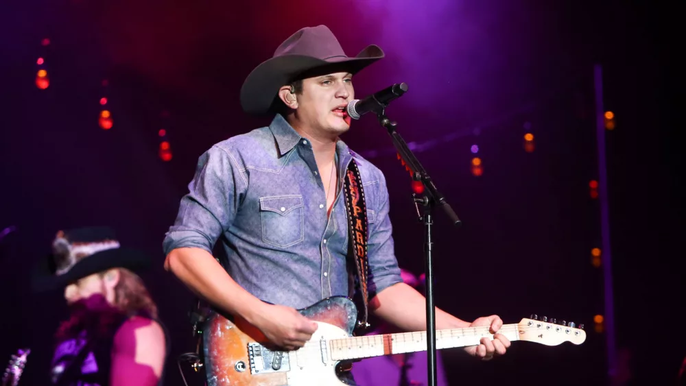 Jon Pardi Reveals Track List for 'Merry Christmas From Jon Pardi