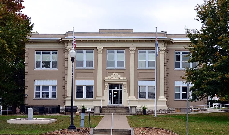 st_clair_county_missouri_courthouse-must-attribute-author-kbh3rd-wikimeda-commons22153