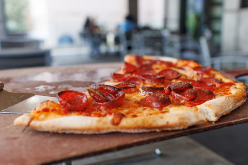 leftover-slices-of-pepperoni-pizza-at-restaurant