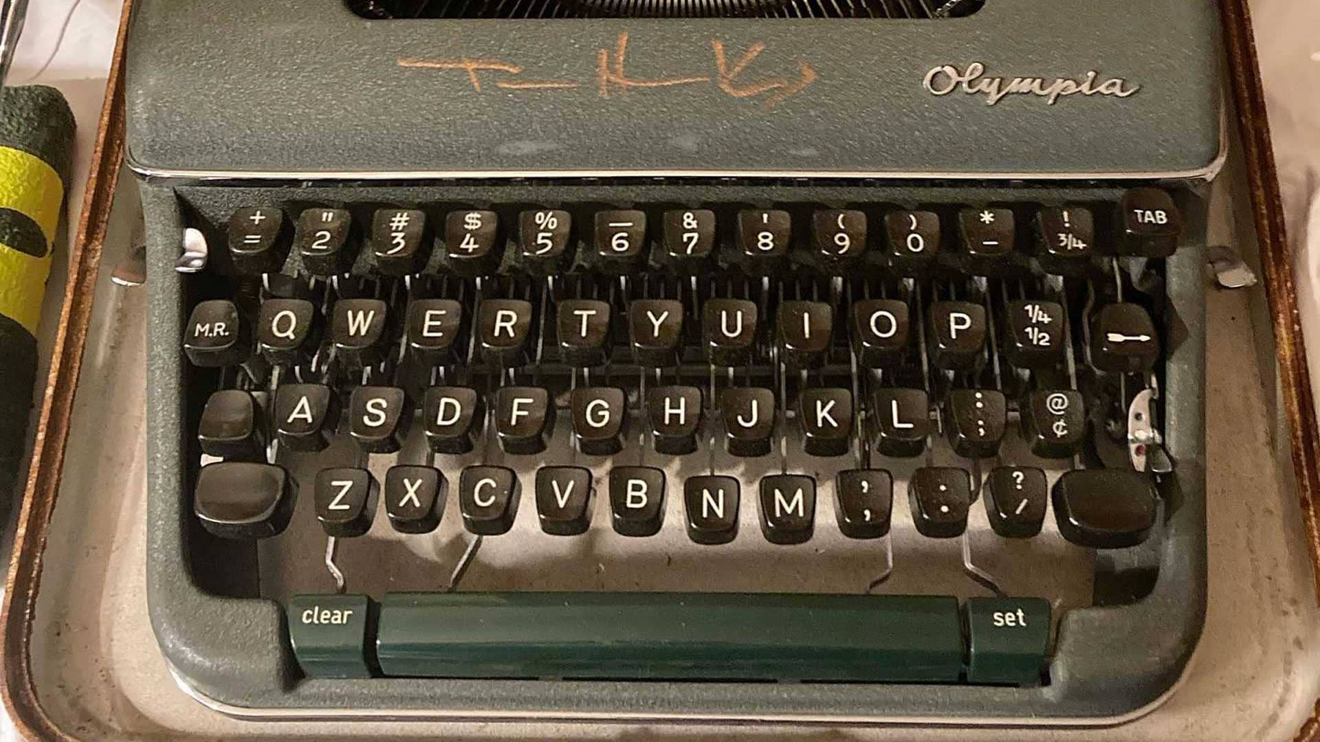 tom-hanks-sends-autographed-typewriter-to-massachusetts-company-642e182f1233d362927