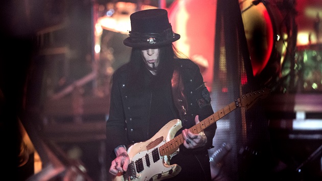 g_mickmars_040723105425