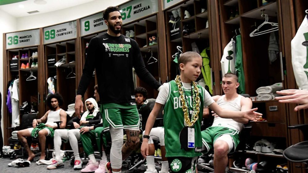 xavier-goncalves-with-jayson-tatum-in-boston-celtics-locker-room-6462ef0e935ea160999