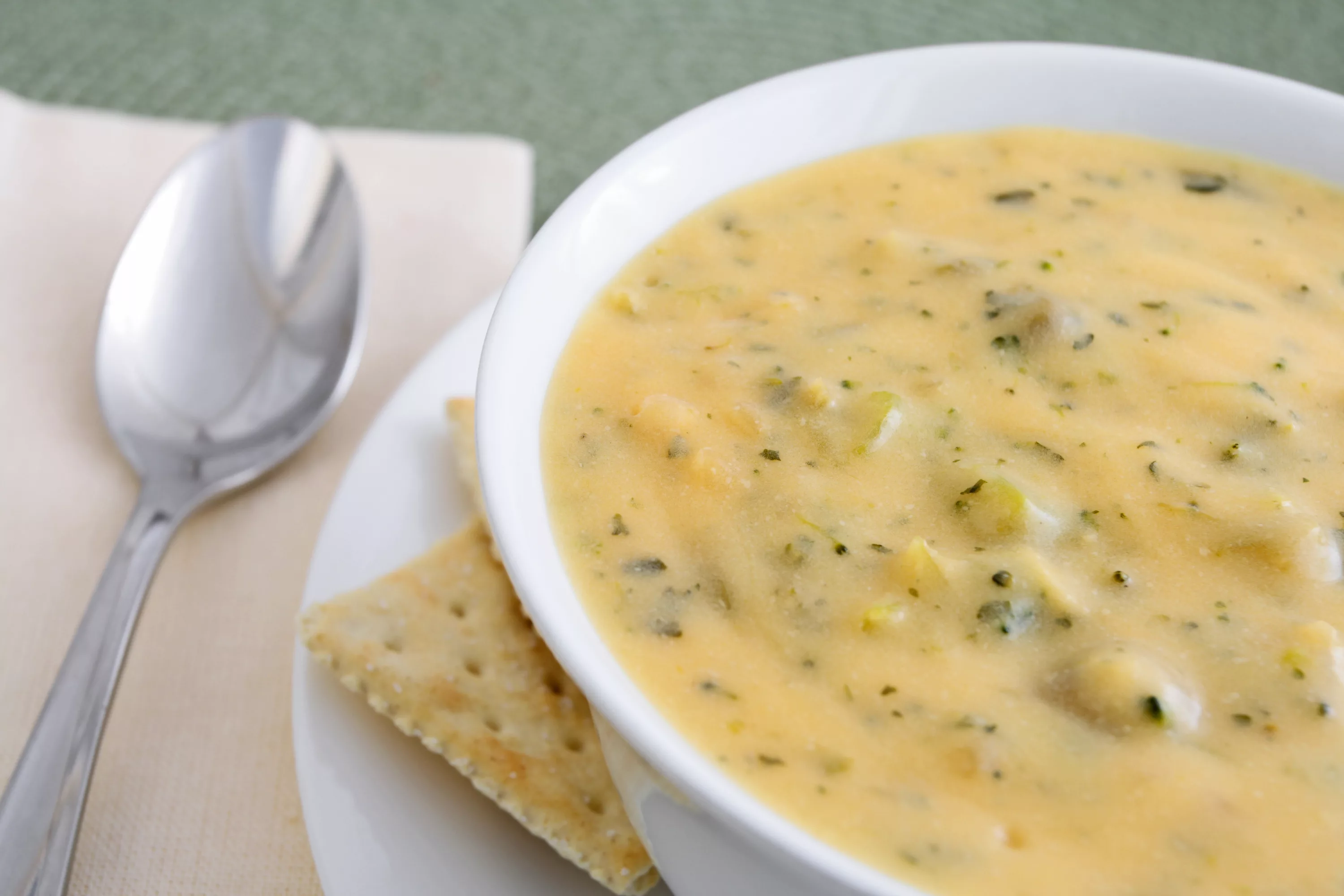 broccoli-cheddar-cheese-soup-with-crackers