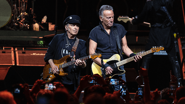 getty_brucespringsteennilslofgren_080123482493