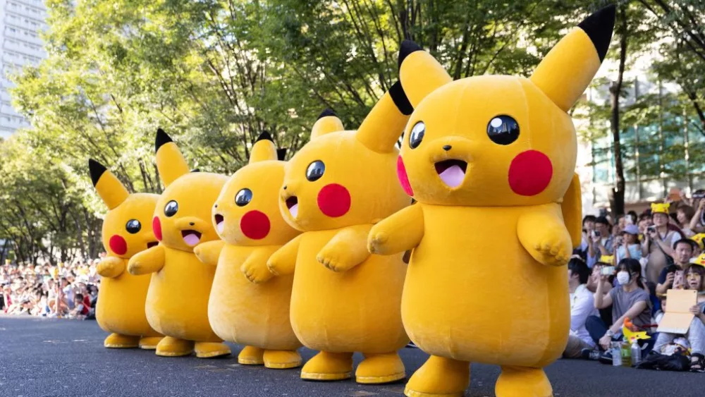 pikachus-walk-and-dance-in-front-of-children-and-their