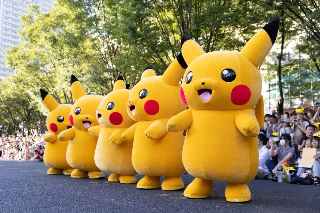 pikachus-walk-and-dance-in-front-of-children-and-their