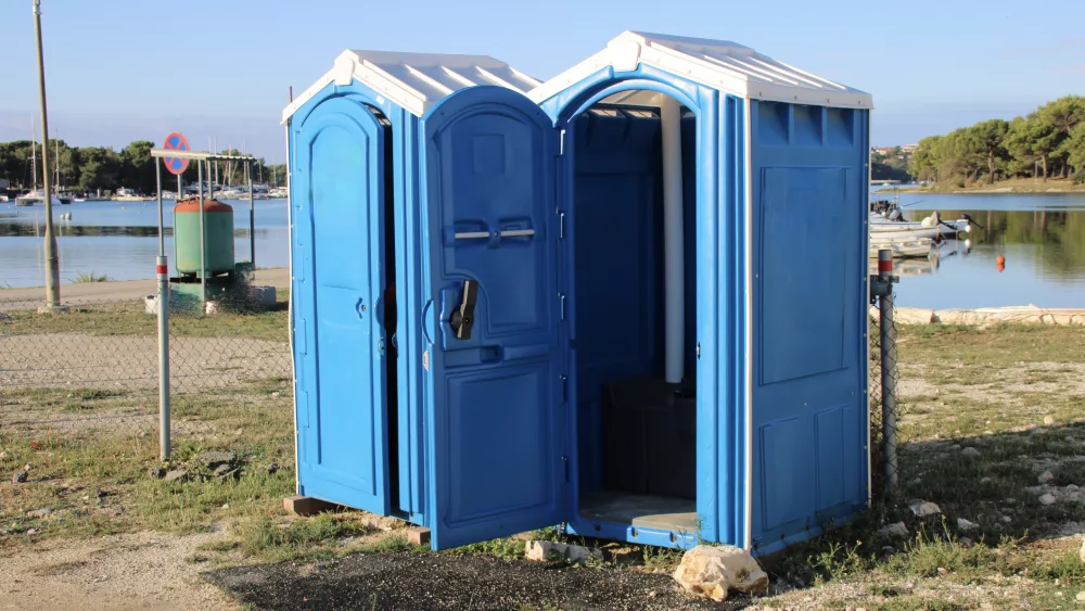 medulin-istria-croatia-beach-impressions-toilets