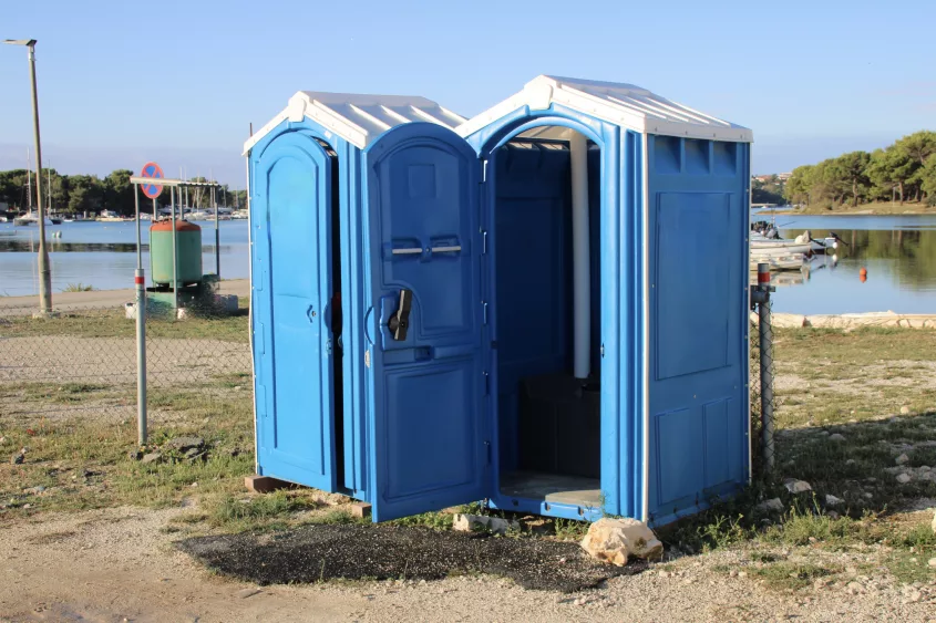 medulin-istria-croatia-beach-impressions-toilets