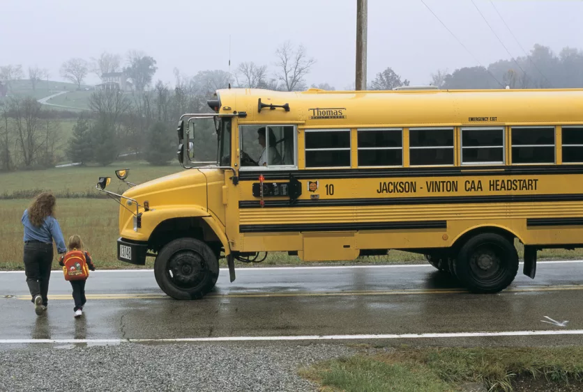 child-boarding-school-bus-for-head-start-program-2