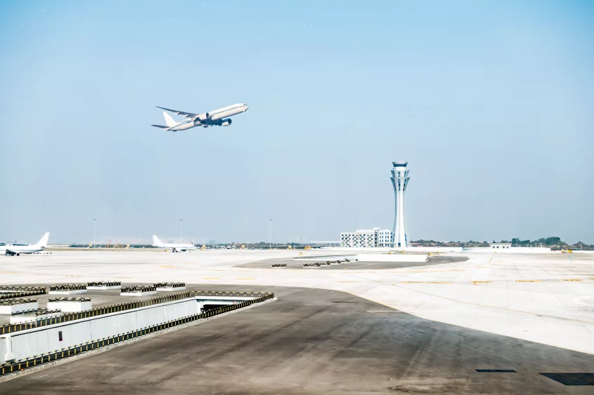 airplane-waiting-at-gate