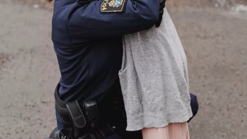 police-woman-hugging-daughter
