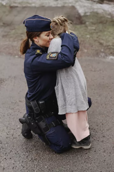 police-woman-hugging-daughter