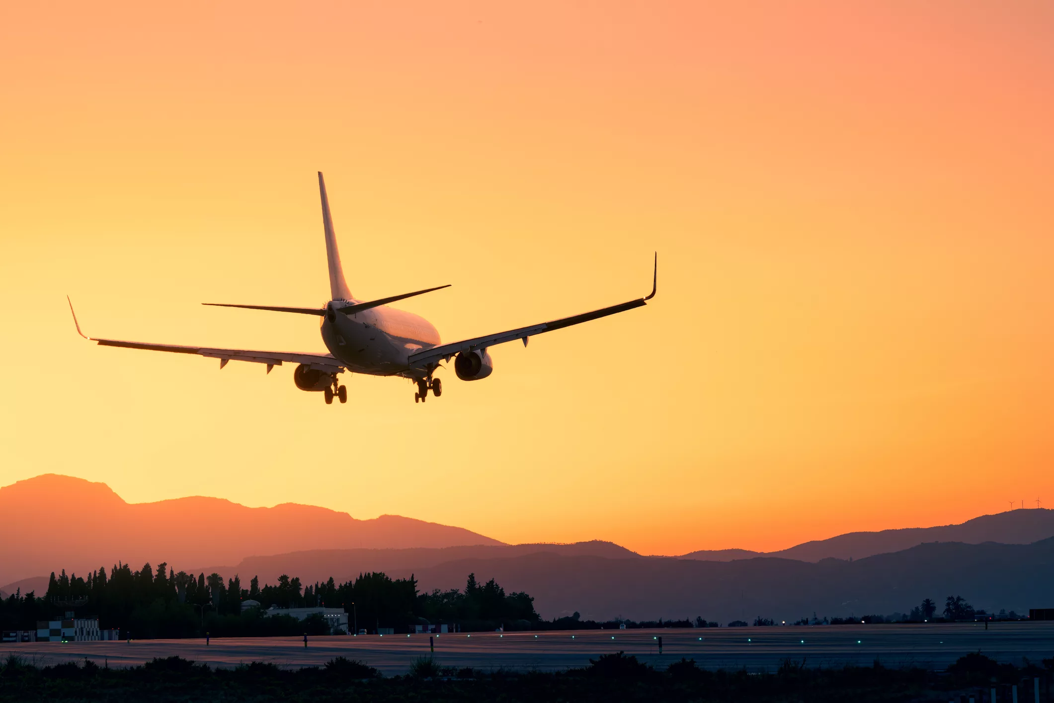 epic-landing-with-the-sunset-and-the-mountains-plane-landing-beneath-a-breathtaking-sunset-sunset-landing