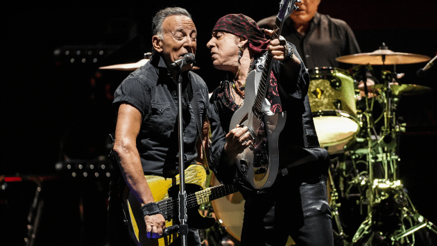 getty_brucespringsteenstevevanzandt_112223544154