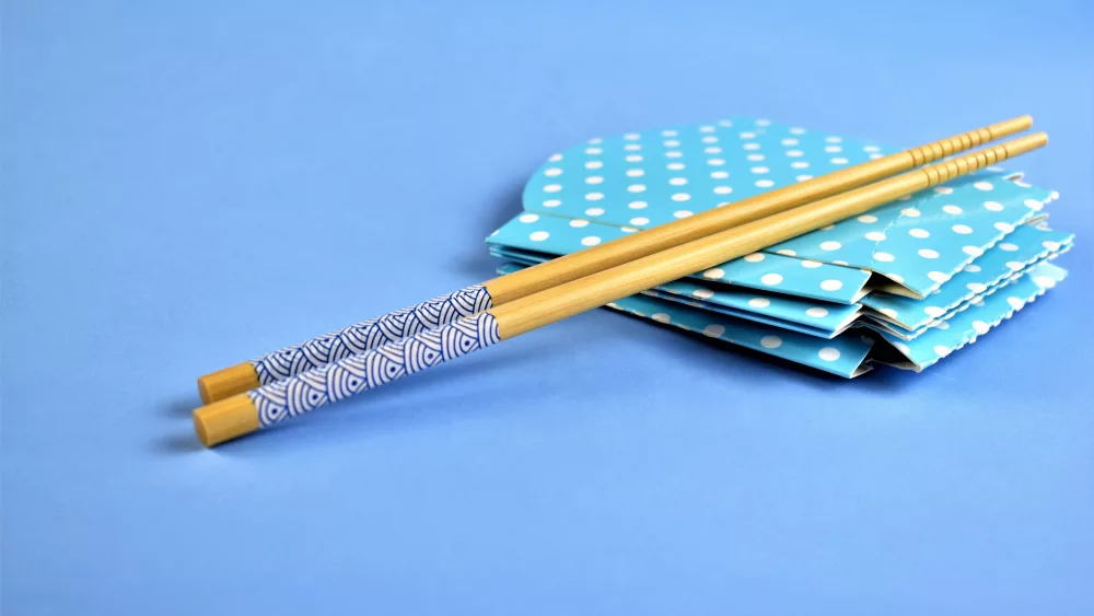 carton-package-for-chinese-food-with-chopsticks