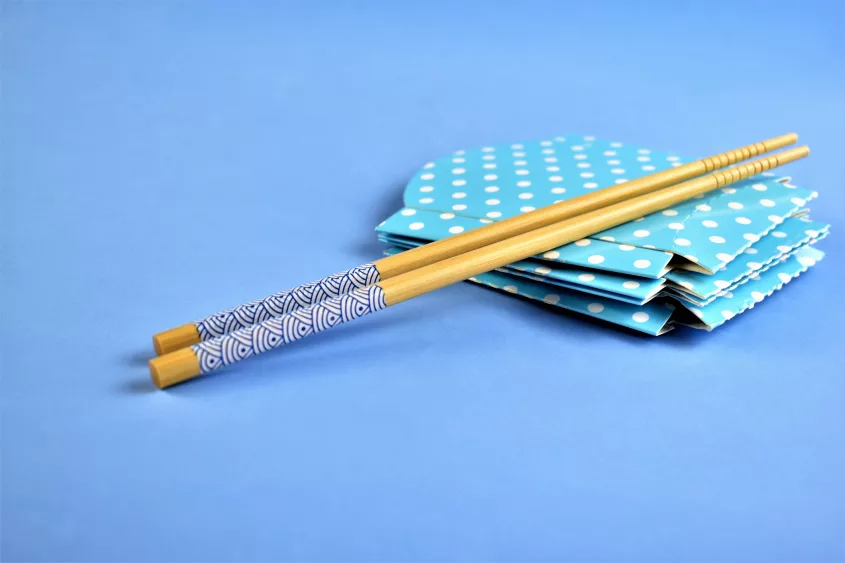 carton-package-for-chinese-food-with-chopsticks