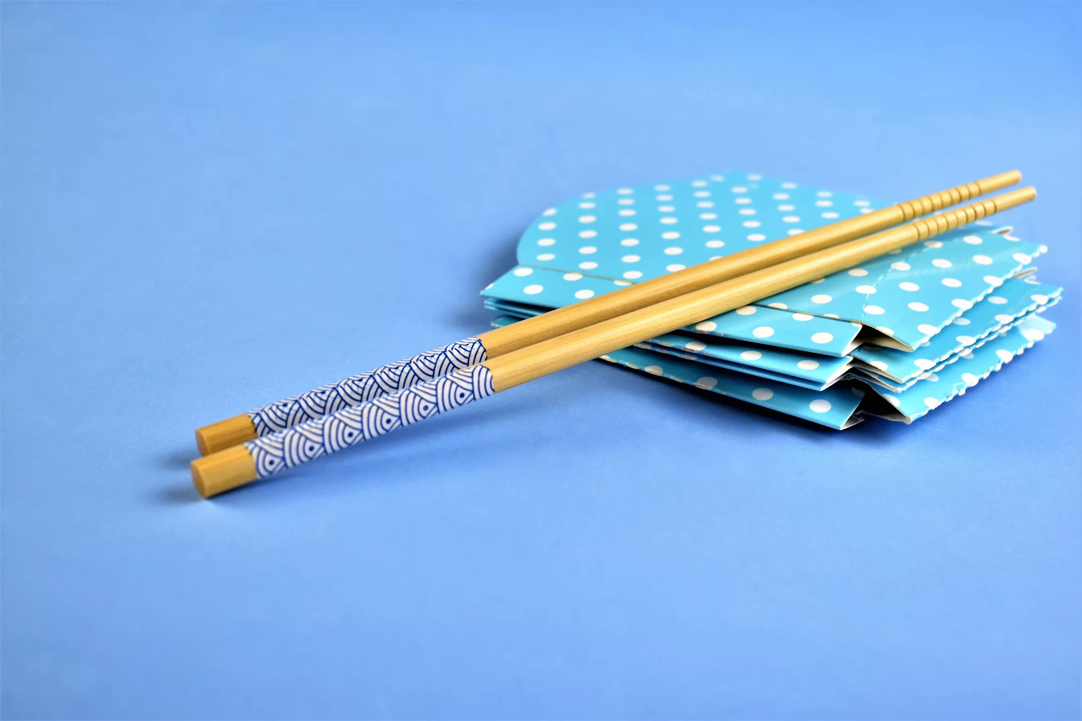 carton-package-for-chinese-food-with-chopsticks