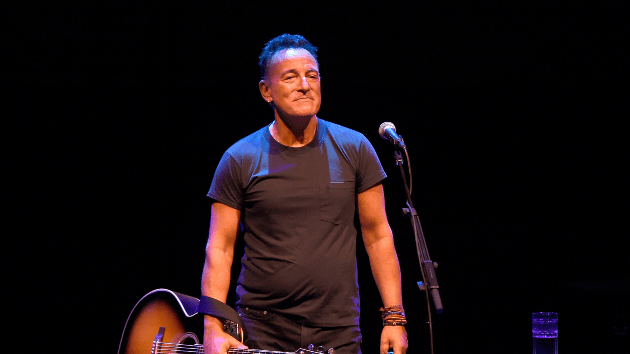 getty_brucespringsteen2_1201235419