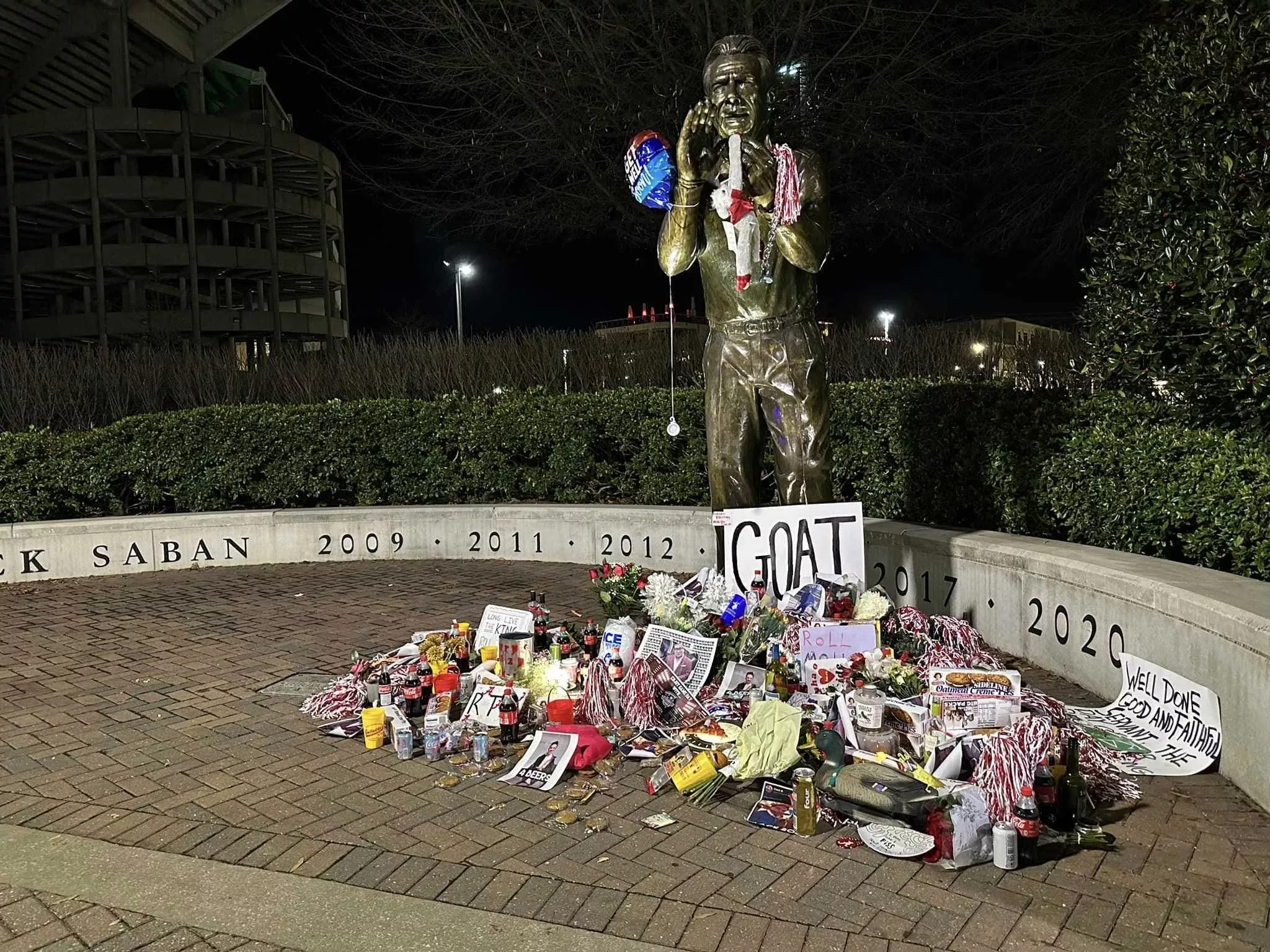 WATCH: Fans gather to chant, leave mementos by Nick Saban statue at ...