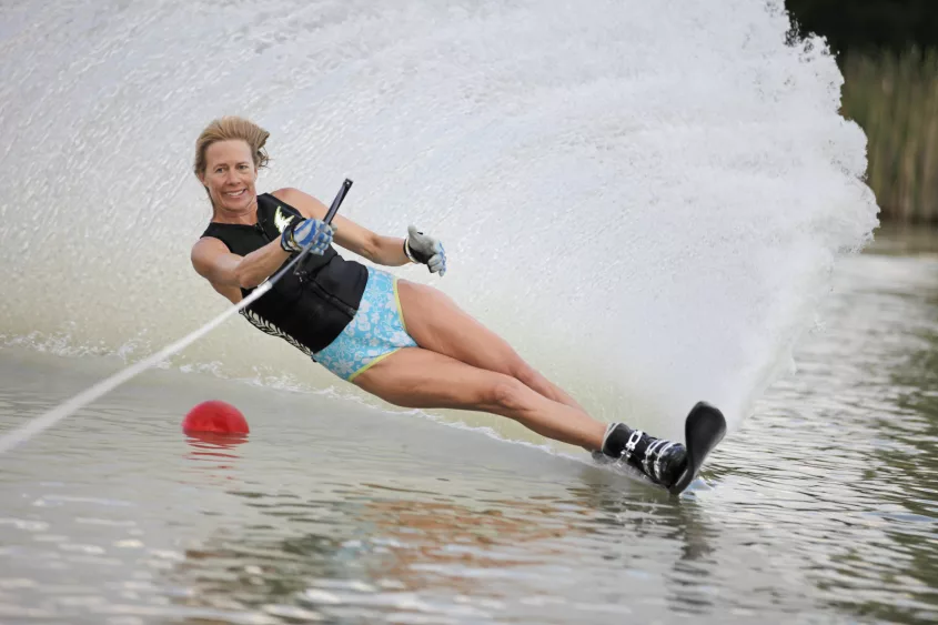 woman-waterskiing