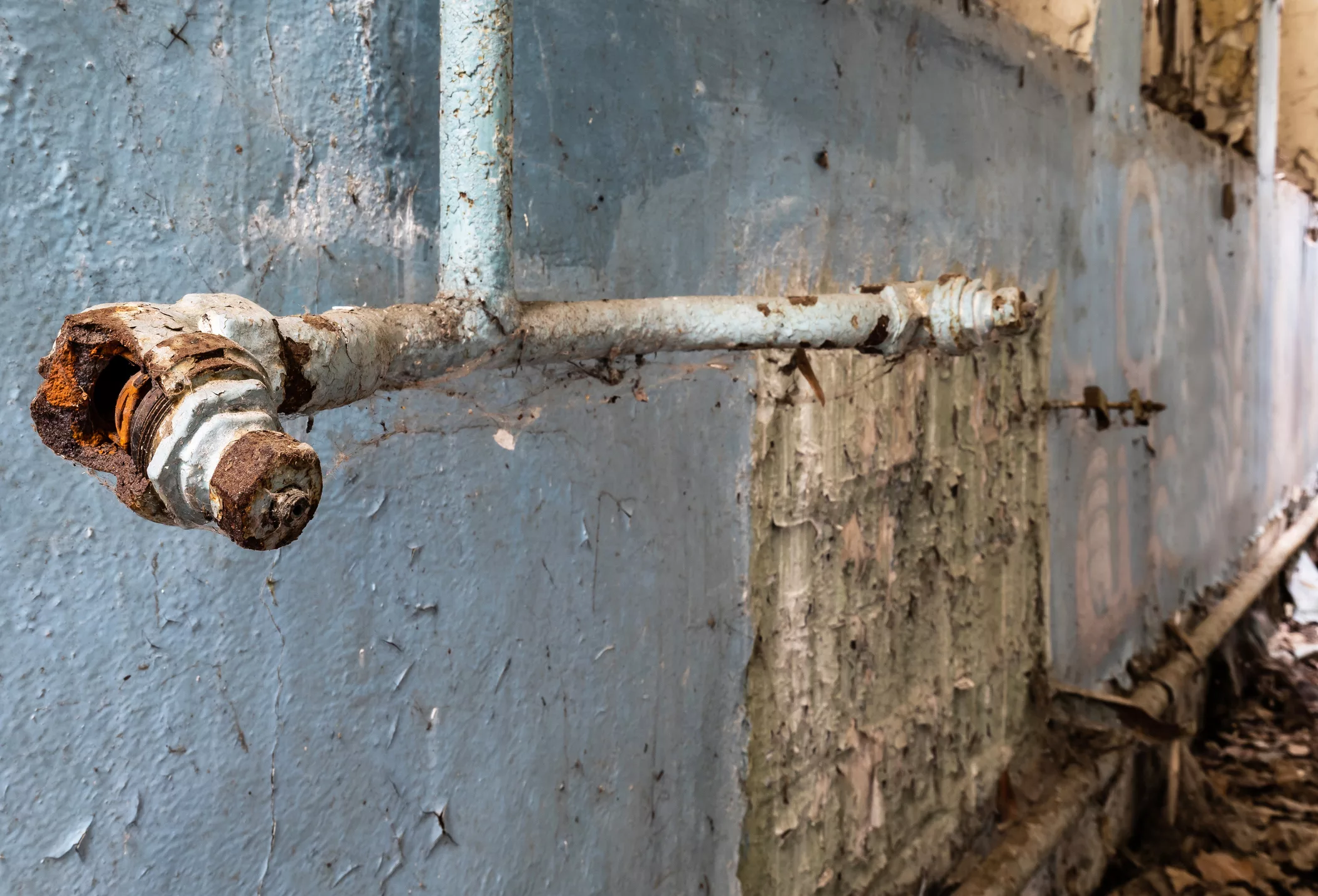 heater-pipes-in-an-abandoned-building