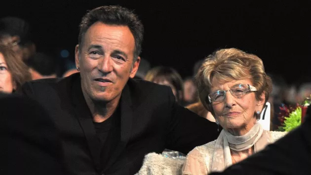 getty_brucespringsteenandmom_020124800295