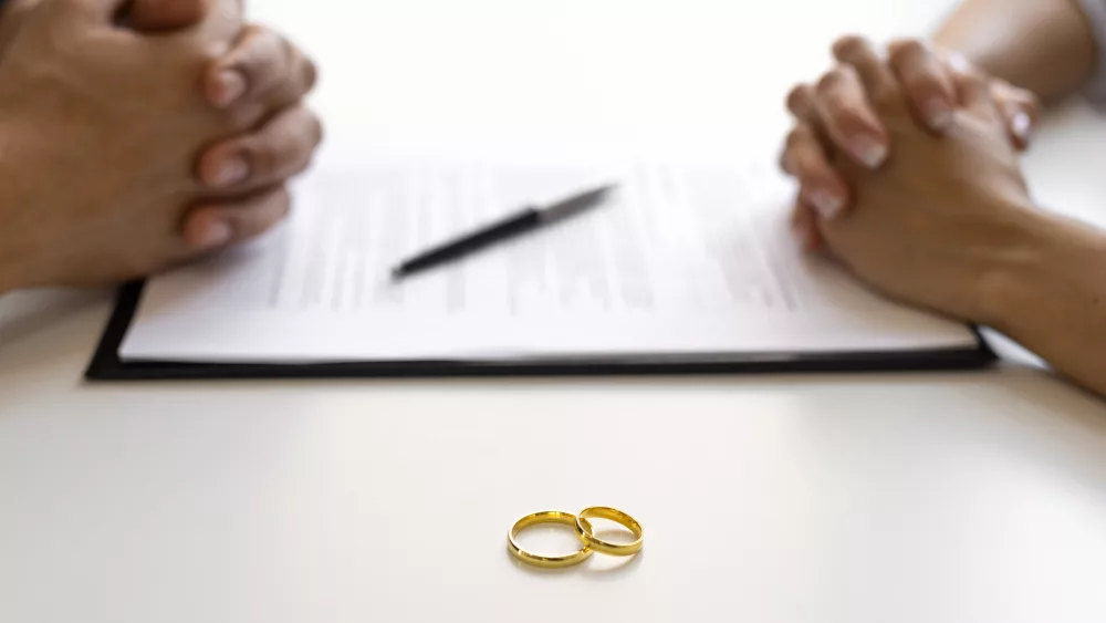 divorce-agreement-and-wedding-rings