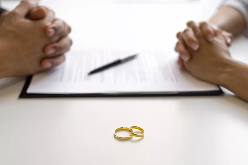 divorce-agreement-and-wedding-rings